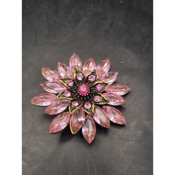 Unbranded Jewelry - Vintage Chrysanthemum Brooch Pink